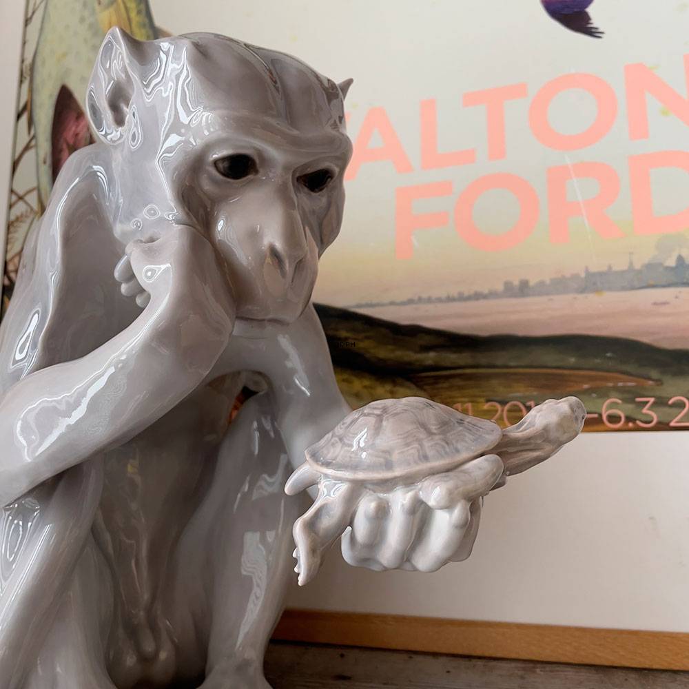 Abe med Skildpadde, Stor,  Filosoffen, Bing & Grøndahl figur nr. 1545