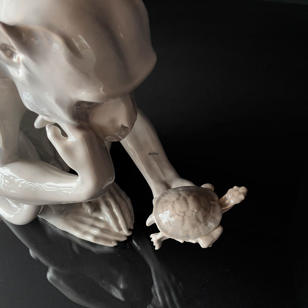 Abe med Skildpadde, Stor,  Filosoffen, Bing & Grøndahl figur nr. 1545