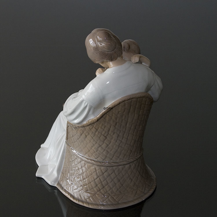 Moder med barn, Bing & Grøndahl figur nr. 1021401 / 1552
