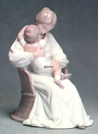 Moder med barn, Bing & Grøndahl figur nr. 1021401 / 1552