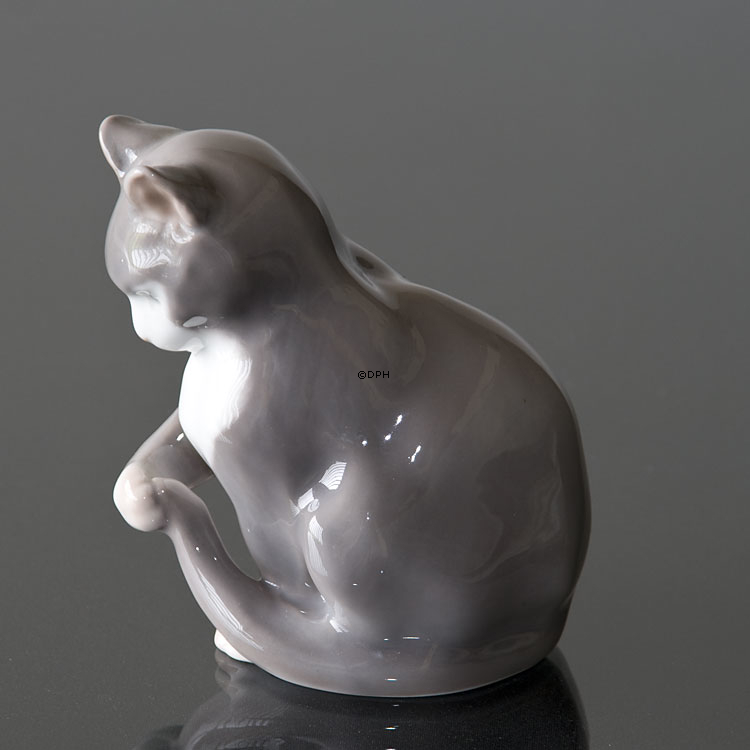 Siddende kat, Bing & Grøndahl figur nr. 1553