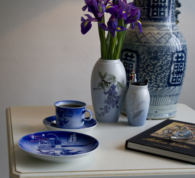 Vase med Liljekonval, Bing & Grøndahl nr. 157-5255 eller 157-255