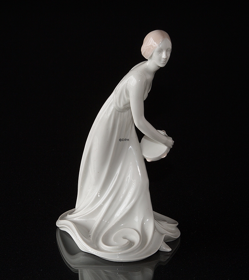 Pige med tamburin, Bing & Grøndahl med Dahl Jensen nr. 1578