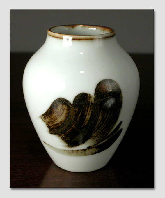 Vase med brun dekoration, Bing & Grondahl nr. 158-5012 eller 158-12