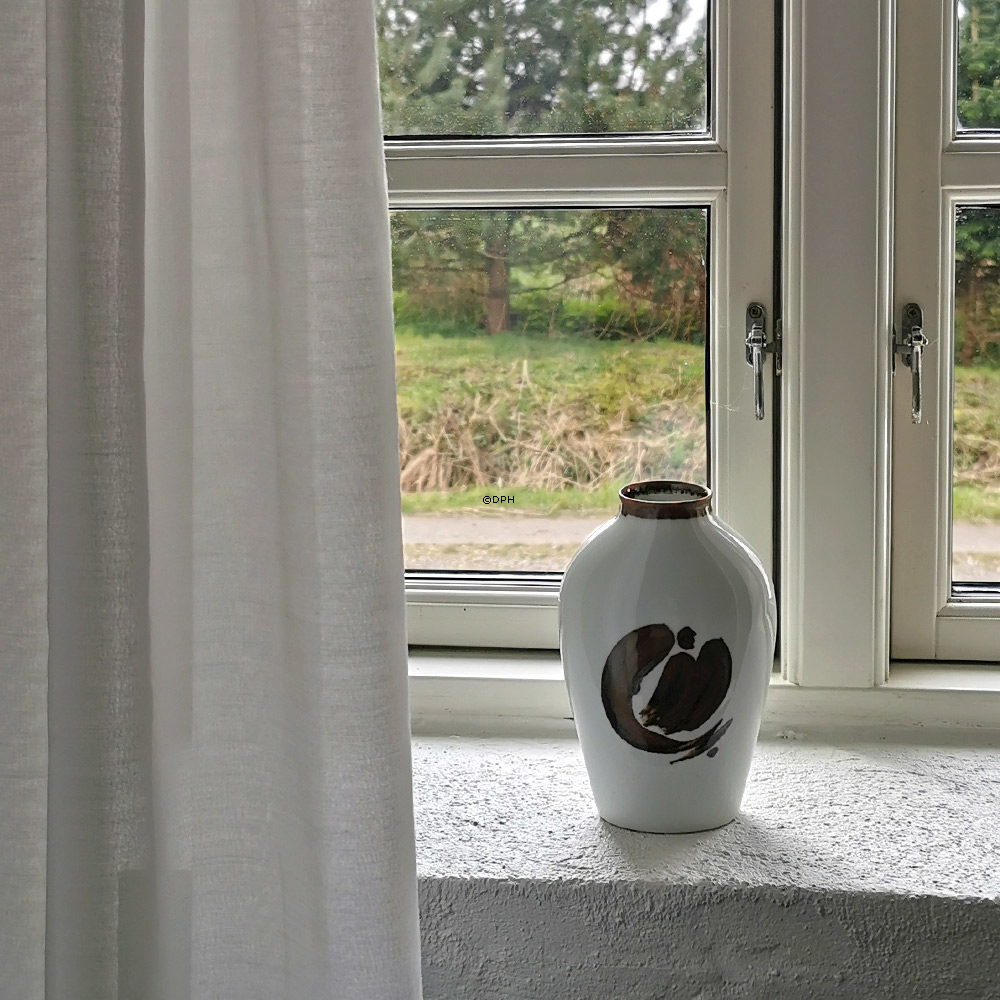 Vase med brun dekoration, Bing & Grøndahl nr. 158-5239