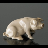 Siddende gris, Bing & Grøndahl figur nr. 1020405 / 1582