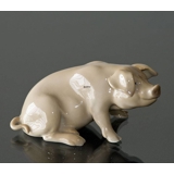 Siddende gris, Bing & Grøndahl figur nr. 1020405 / 1582