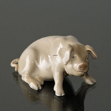 Siddende gris, Bing & Grøndahl figur nr. 1020405 / 1582