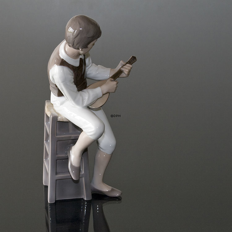 Mandolinspiller, Bing & Grøndahl figur nr. 1600