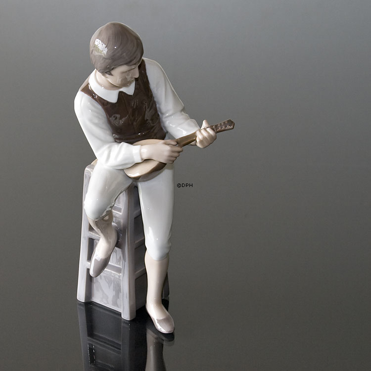 Mandolinspiller, Bing & Grøndahl figur nr. 1600