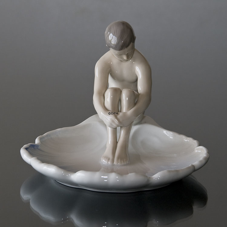 Yngling på skål nr. 1660 fra Bing & Grøndahl