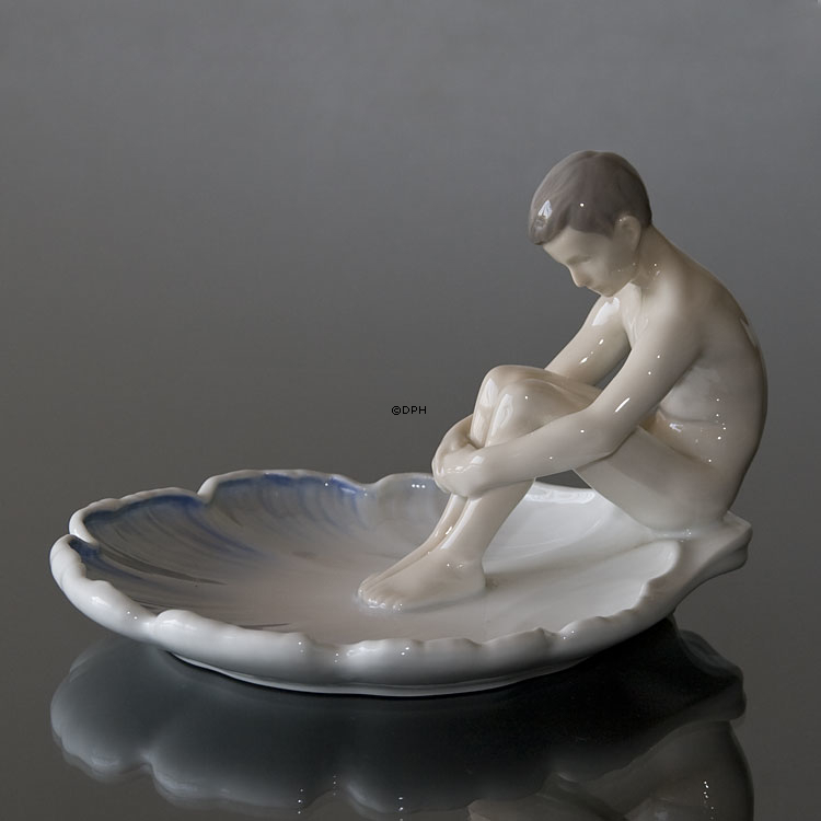 Yngling på skål nr. 1660 fra Bing & Grøndahl