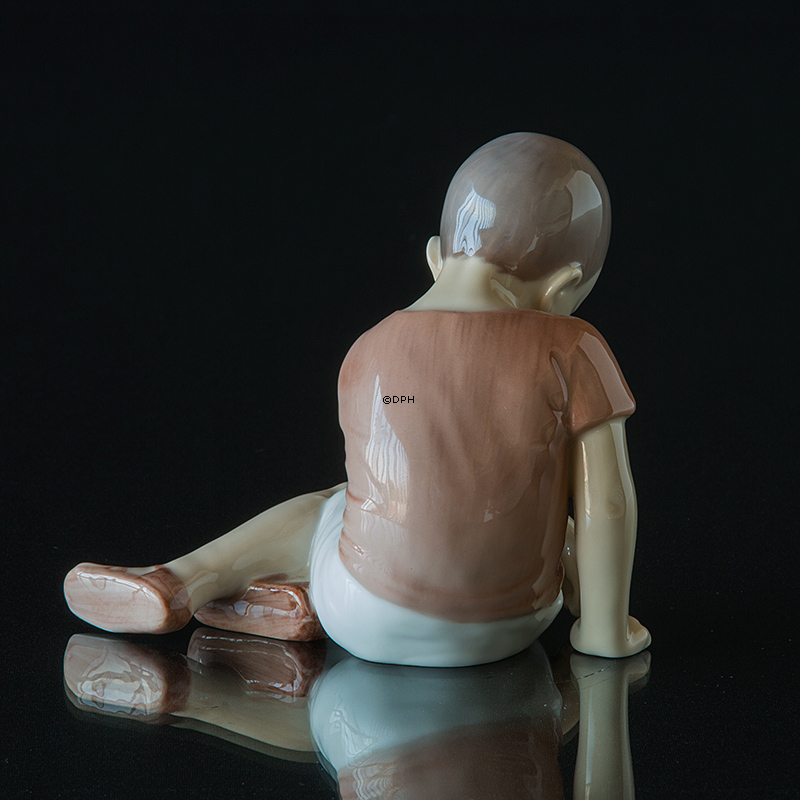 Siddende dreng i brun trøje, Bing & Grøndahl figur nr. 1671