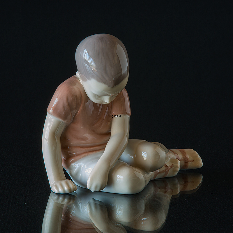 Siddende dreng i brun trøje, Bing & Grøndahl figur nr. 1671