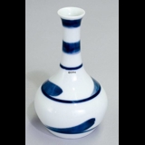 Hvid vase med blågrønt mønster, Bing & Grøndahl nr. 168-5143