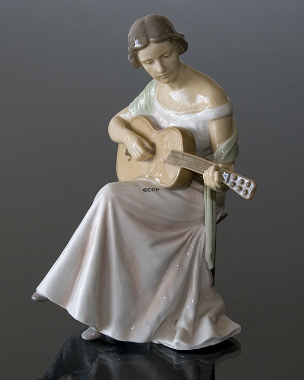 Kvinde med guitar, Guitarspiller, Bing & Grøndahl figur nr. 1021416 / 1684