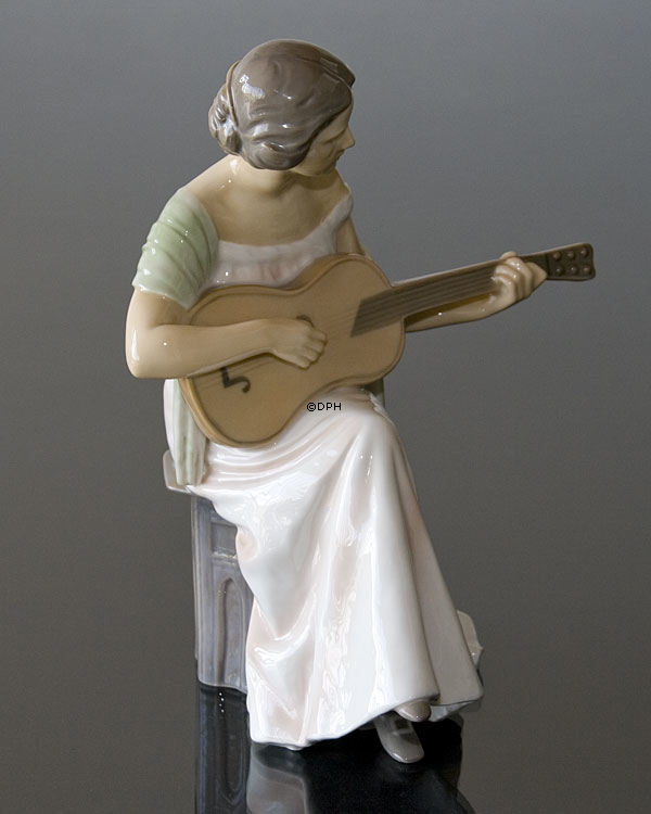 Kvinde med guitar, Guitarspiller, Bing & Grøndahl figur nr. 1021416 / 1684