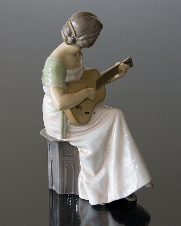 Kvinde med guitar, Guitarspiller, Bing & Grøndahl figur nr. 1021416 / 1684
