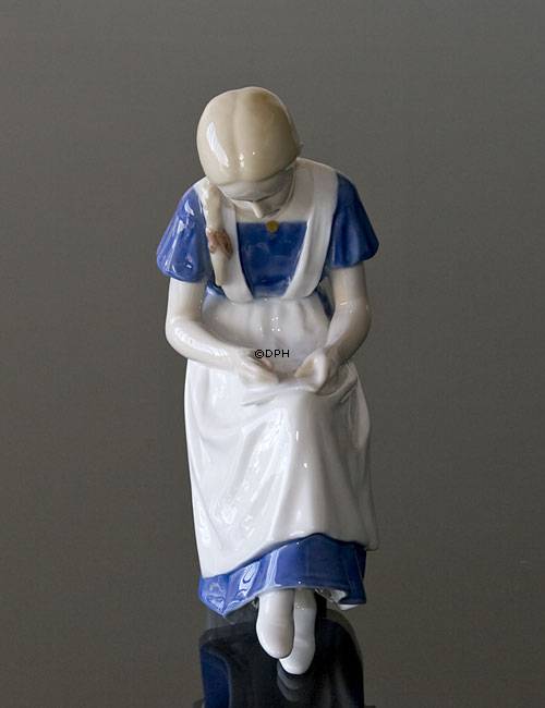 Pige som skriver, Bing & Grøndahl figur Nr. 1687