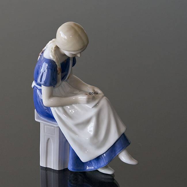 Pige som skriver, Bing & Grøndahl figur Nr. 1687