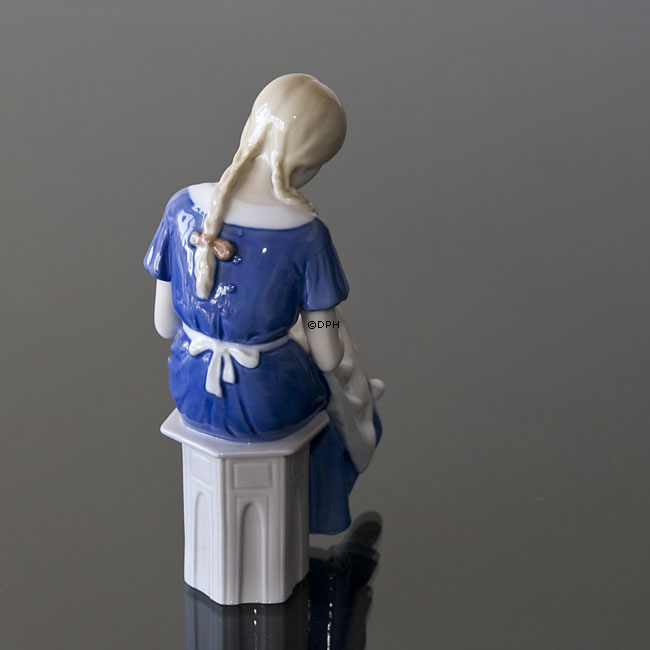 Pige som skriver, Bing & Grøndahl figur Nr. 1687