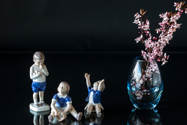 Peter, stående dreng med æbler, Bing & Grøndahl figur nr. 1696