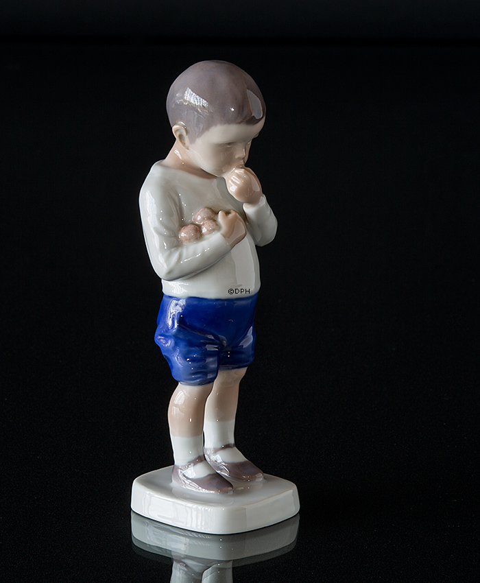 Peter, stående dreng med æbler, Bing & Grøndahl figur nr. 1696