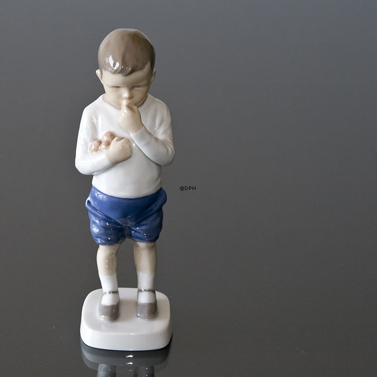 Peter, stående dreng med æbler, Bing & Grøndahl figur nr. 1696
