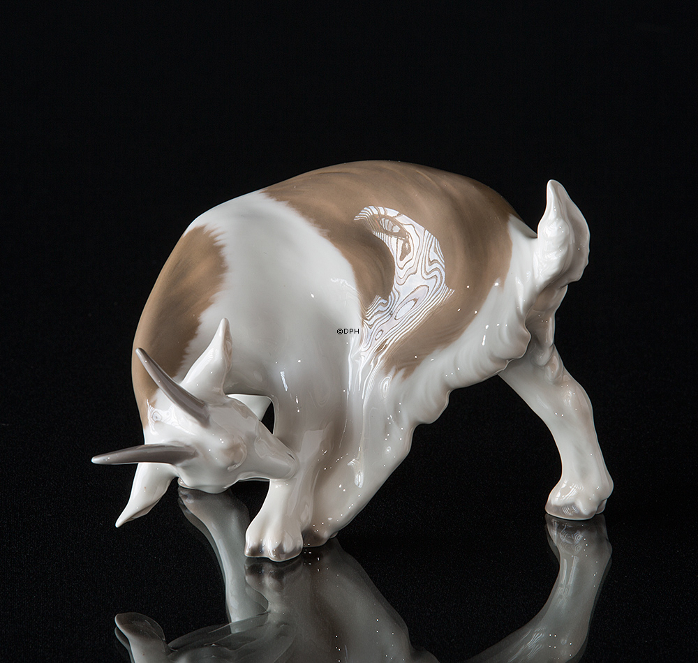 Slikkende Ged, Bing & Grøndahl figur Nr. 1700