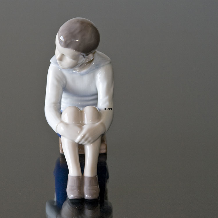 Dreng siddende på bøger, (Den lille professor), Bing & Grøndahl figur nr. 1742