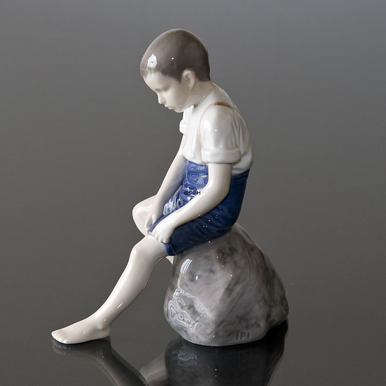 Dreng på sten, Bing & Grøndahl figur nr. 1757