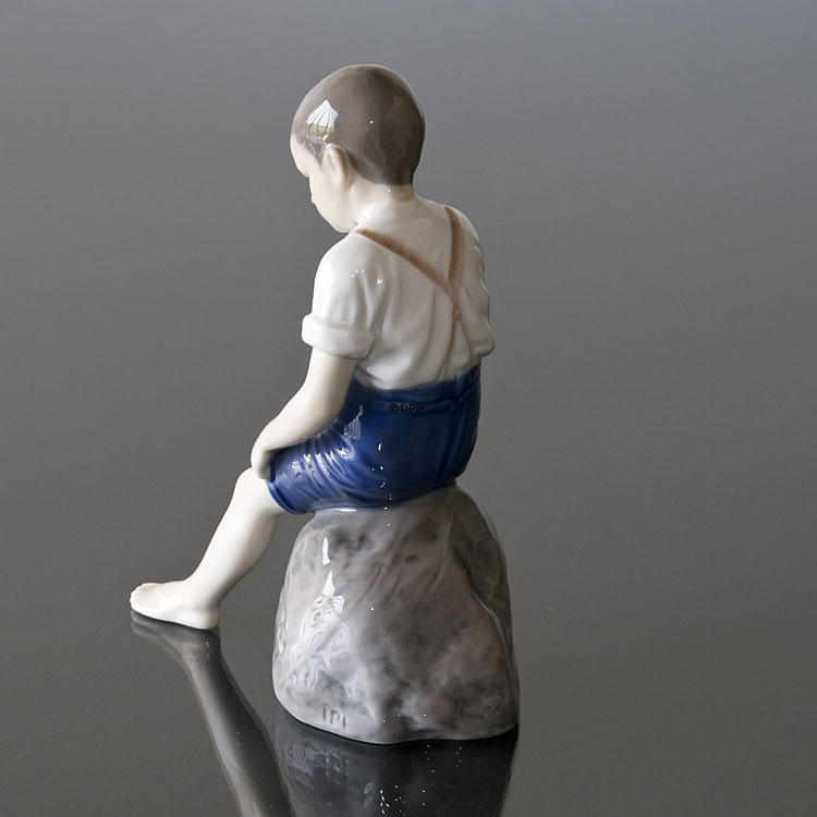 Dreng på sten, Bing & Grøndahl figur nr. 1757
