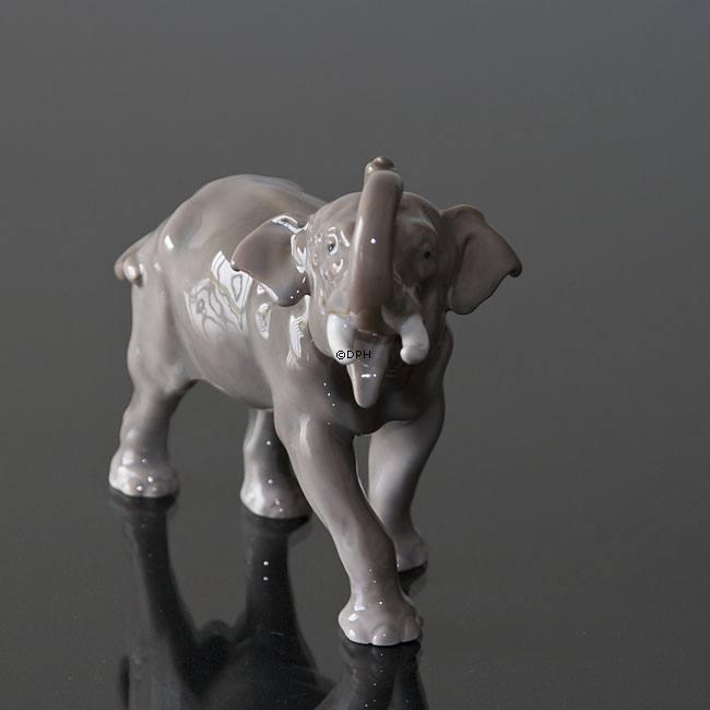 Elefant med løftet snabel, Bing & Grøndahl figur nr. 1806