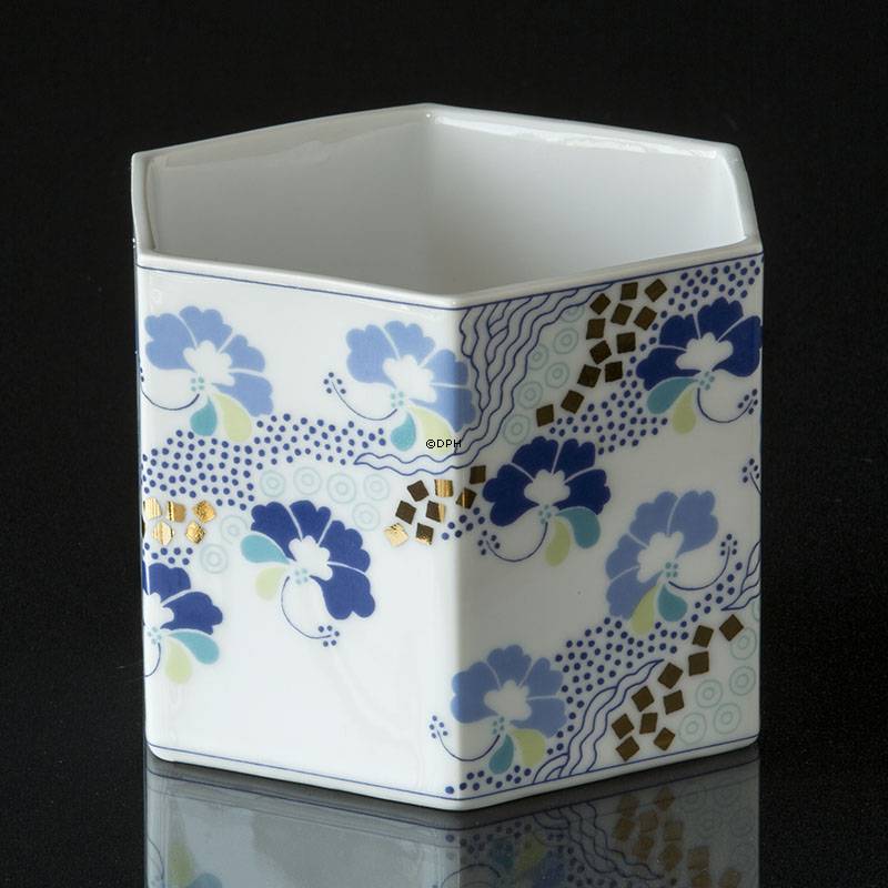 Vase/urtepotte Hvid med blå blomster, Bing & Grøndahl nr. 1817-5468, højde 10cm