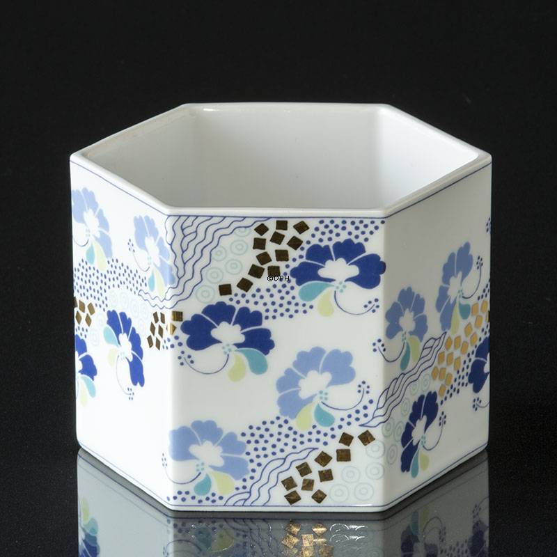 Vase/urtepotte Hvid med blå blomster, Bing & Grøndahl nr. 1817-5468, højde 10cm