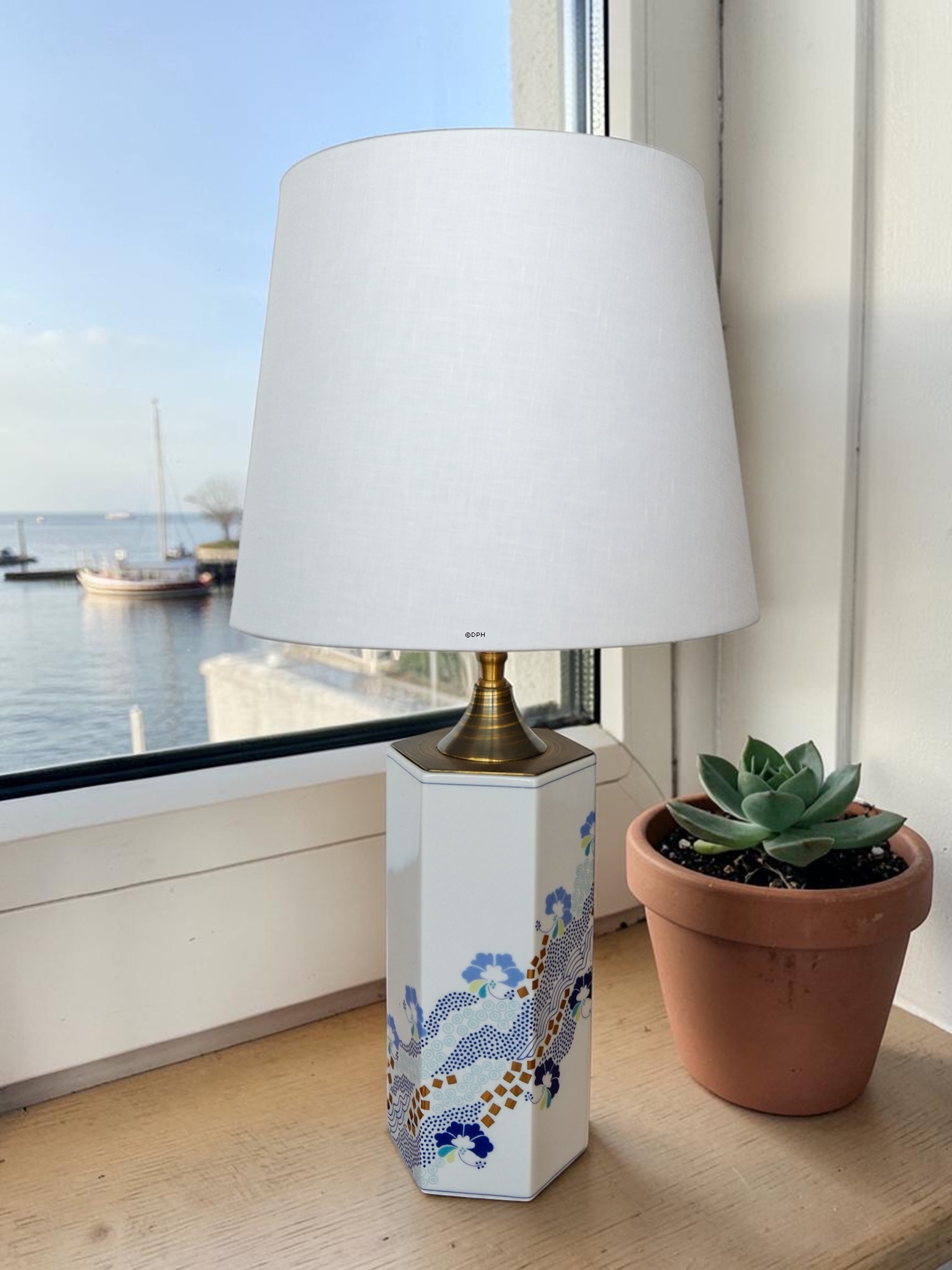 Lampe, Hvid med blå blomster, Bing & Grøndahl nr. 1817-5473