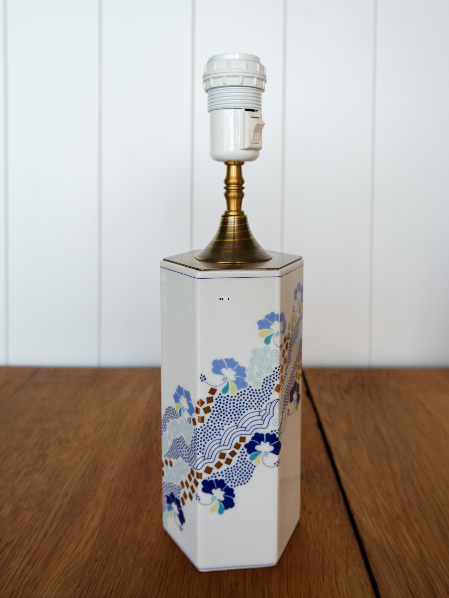 Lampe, Hvid med blå blomster, Bing & Grøndahl nr. 1817-5473