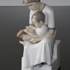 Moder med barn der tager sok af, Bing & Grøndahl figur | Nr. B1829 | DPH Trading