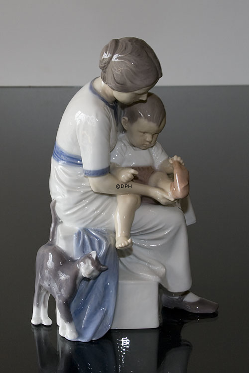 Moder med barn der tager sok af, Bing & Grøndahl figur nr. 1829