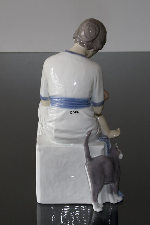 Moder med barn der tager sok af, Bing & Grøndahl figur nr. 1829