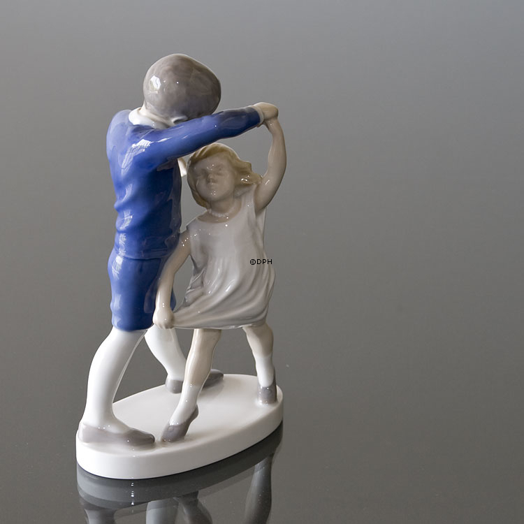 Dansende børn, danseskole, Bing & Grøndahl figur nr. 1845
