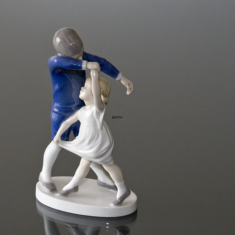 Dansende børn, danseskole, Bing & Grøndahl figur nr. 1845