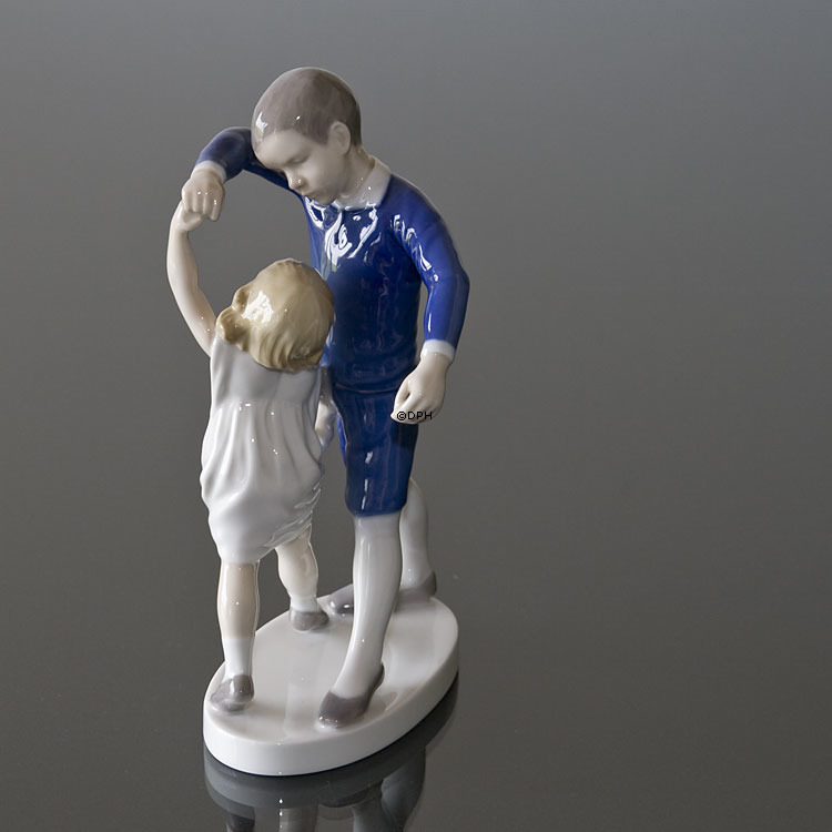 Dansende børn, danseskole, Bing & Grøndahl figur nr. 1845