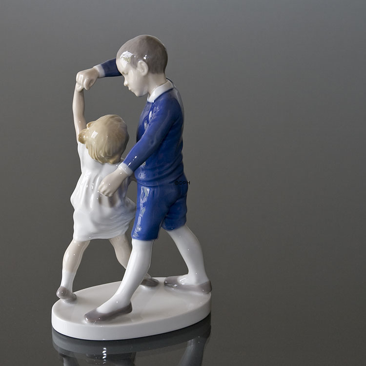 Dansende børn, danseskole, Bing & Grøndahl figur nr. 1845