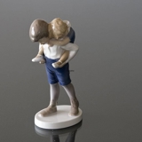 Dreng med pige over skulder, Bing & Grøndahl figur nr. 1848