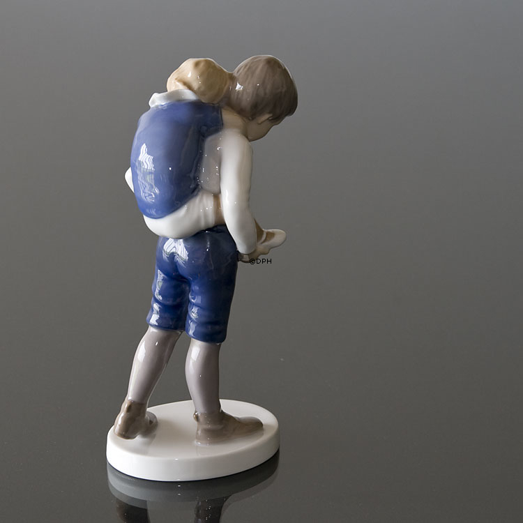 Dreng med pige over skulder, Bing & Grøndahl figur nr. 1848