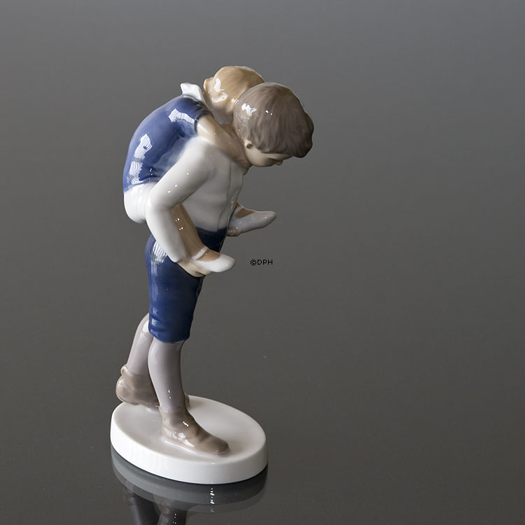 Dreng med pige over skulder, Bing & Grøndahl figur nr. 1848