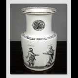 Vase mit Szenen aus Komödien vom klassischen Dramatiker Terents, Bing & Gröndahl Nr. 1857-5750