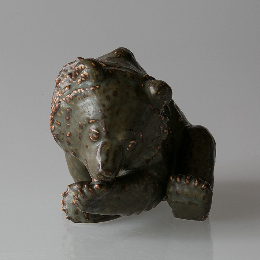 Siddende Bjørn slikker pote Royal Copenhagen stentøjsfigur Nr. 188