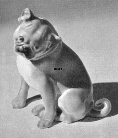 Siddende Mops, Bing & Grøndahl hundefigur nr. 1903